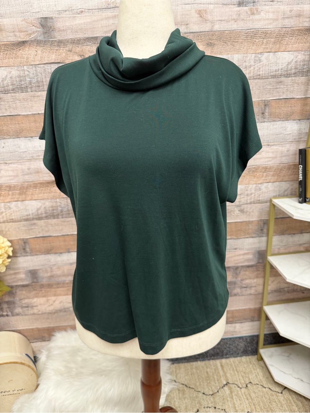 Evereve green short sleeve cowl neck top large
